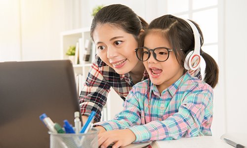 Giúp con phát âm chuẩn khi học tiếng Anh cùng bé