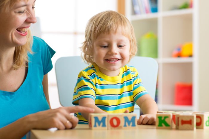 Để có thể dạy trẻ đánh vần hiệu quả, bố mẹ nên hiểu rõ về phát âm tiếng Anh.